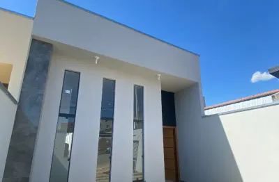 Linda casa de três dormitórios, excelente acabamento e bairro tranquilo