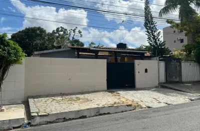 Alugo casa para fins comerciais  com uma localização excelente