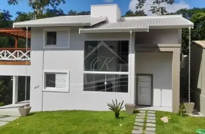 Sobrado novo com 3 suítes, piscina, churrasqueira, condomínio fechado, caraguatatuba/sp