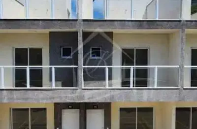 Triplex novo em condomínio fechado com 2 suítes e 2 vagas no centro de caraguatatuba/sp
