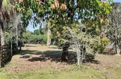 Área de 1165,26m² a venda com quatro casas com o rio juqueriquerê nos fundos, bairro: porto novo, caraguatatuba/sp