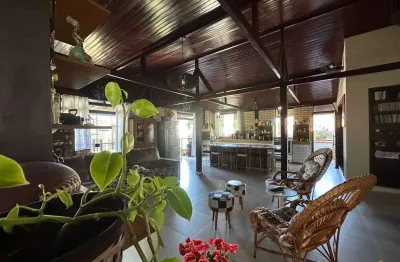 Oportunidade de negócio | ampla casa com 03 vagas de garagem | 04 dormitórios | amplo living, cozinha, sala com sacada e linda vista para cidade!