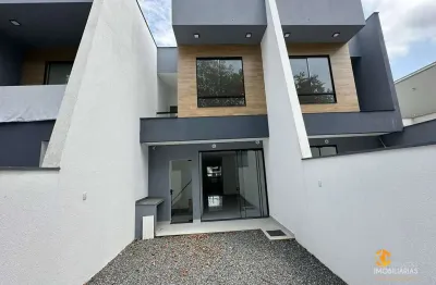 Espaçoso sobrado geminado no bairro floresta - 140m², 3 quartos, suíte, 2 vagas de garagem e área nos fundos - sua casa dos sonhos em joinville!