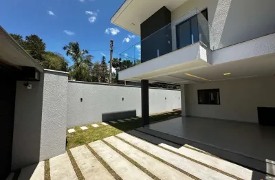 Casa de alto padrão à venda em esquina com 3 suítes, suíte master com closet e banheira, piscina, deck, porcelanato, piso vinílico e 199m² privativos!