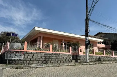Casa ampla de esquina com vista parcial do mar e versatilidade