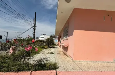 Casa ampla de esquina com vista parcial do mar e versatilidade