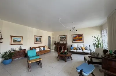Casa com 7 dormitórios para moradia ou comercio, num bairro de excelência em florianópolis. sc