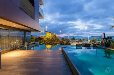 Magnífico apartamento de luxo, localizado na beira mar norte de florianópolis e com vista totalmente voltada para o mar de todos os ambientes, esse apartamento conta com 04 suítes, sendo uma delas mas