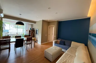 Lindo apartamento totalmente reformado, com três dormitórios, sendo uma suíte e um dos dormitórios transformado em closet (de fácil reversão). conta com sacada fechada, salas de estar e jantar integra