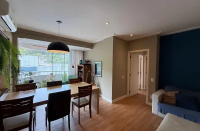 Lindo apartamento totalmente reformado, com três dormitórios, sendo uma suíte e um dos dormitórios transformado em closet (de fácil reversão). conta com sacada fechada, salas de estar e jantar integra