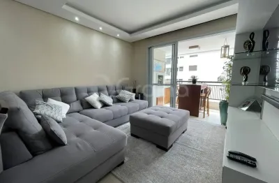 Belíssimo apartamento de 3 dormitórios (sendo 1 suíte + closet), andar alto, amplo living, sacada gourmet com churrasqueira a carvão, ar-condicionado na sala e na suíte, banheiro social, lavabo, cozin