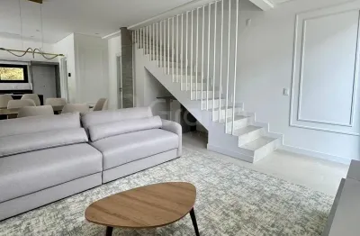 Casa nova, nunca habitada, totalmente mobiliada e a poucos metros da beira-mar, localizada em um dos melhores bairros para se viver em florianópolis.