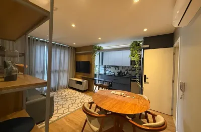 Apartamento mobiliado no João Paulo, porteira fechada, com um dormitório, banheiro, cozinha e sala integradas, contando com projeto assinado por arquiteta. Totalmente mobiliado e equipado, o imóvel es