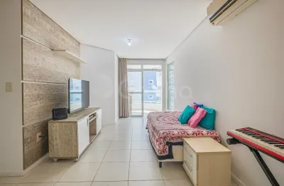 Apartamento mobiliado, 3 dormitórios sendo um suíte. Sacada, vista livre. Duas vagas e hobby box