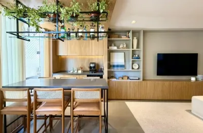 Belíssimo apartamento, finamente decorado e mobiliado, com automatização. Apartamento 100% reformado, com móveis planejados, são 3 dormitórios, sendo 1 suíte com closet e sacada.