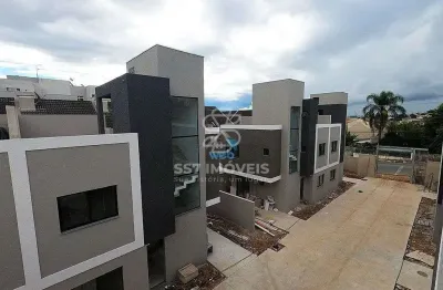 Sobrado em condomínio fechado a venda no uberaba, com 03 quartos sendo 01 suíte, vaga de garagem e amplo terraço.