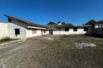 Casa térrea com 3 quartos com um amplo terreno em campina grande do sul!