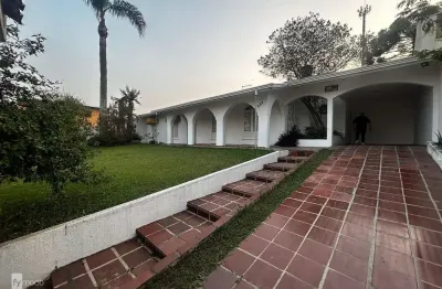 Linda casa térrea com mais 300m², 7 quartos, e amplo quintal  no bairro cajuru!