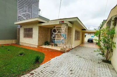 Imóvel comercial na rua fernando amaro, muitíssimo bem localizado entre as regiões do alto da xv, cristo rei e centro.
