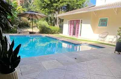 Casa em condomínio fechado com 4 quartos sendo 3 suites e área externa com piscina.
