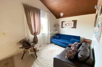 Oportunidade em bombinhas: casa com suíte, piscina e área gourmet na praia de zimbros