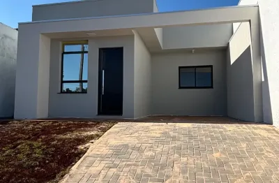 Casa térrea com 03 quartos e ambientes amplos no Bairro São Francisco