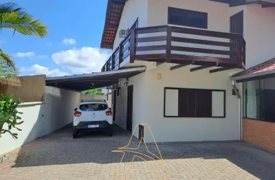 Casa de alvenaria com 02 pavimentos e uma edícula no bairro tribess