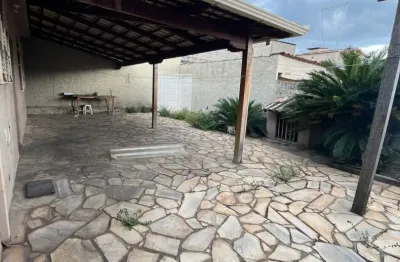 Casa com 3 quartos para alugar na Avenida Manhuaçu, Nossa Senhora de Fátima, Betim