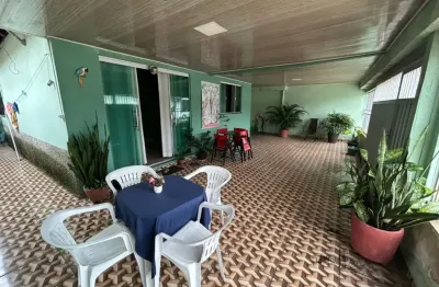 Vendo casa em condomínio fechado - 02 quartos - reformada - cozinha americana