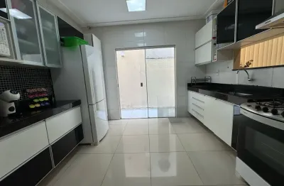 Vendo casa no condominio jardim espanha - 03 quartos - escritório - nascente - ampla