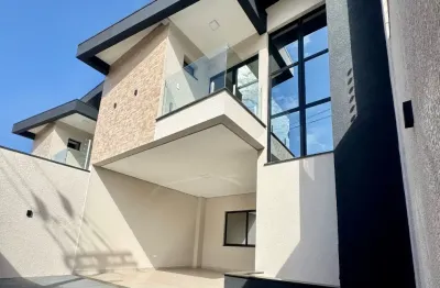 Sobrado alto padrão no universitário, 3 suítes, 165m², 4 vagas e piscina.