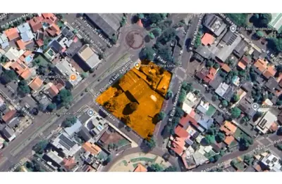 Quadra inteira à venda no centro de guaíra medindo 3.574 m2 localizada na avenida principal.