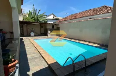 Casa ampla com quintal enorme, piscina, área gourmet, 3 quartos, 3 banheiros