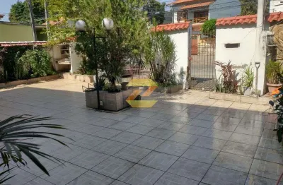 Casa duplex com piscina, área gourmet, grande quintal, com 5 quartos, 4 vagas