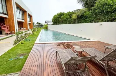 Casa à venda em condomínio fechado com 4/4 sendo 2 suítes e 3 vagas de garagem.