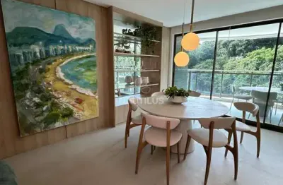 Apartamento à venda com 4 suítes e 3 vagas de garagem.
