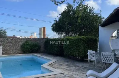 Casa à venda em capim macio com piscina, com 4/4 sendo 3 suítes.