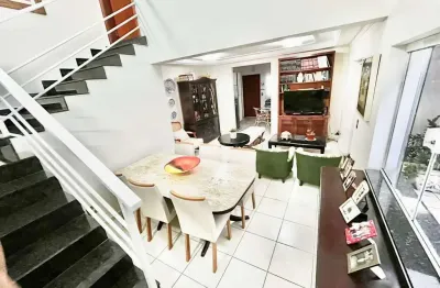 Casa com piscina, 3 dormitórios, sendo uma suíte, sala jantar ampla e área gourm