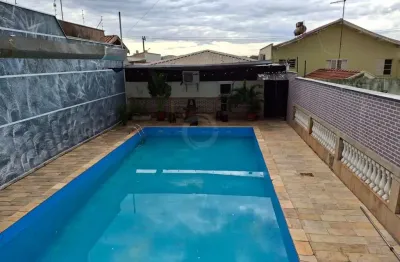 Salão de festas com piscina e edícula no fundo para venda no bairro paulicéia.