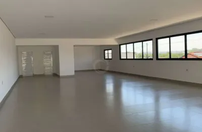 Sala moderna e bem iluminada para locação em ótima localização