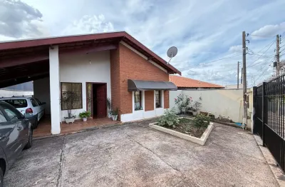 Casa antiga com 03 dormitórios e amplo terreno em santa bárbara d'oeste-sp