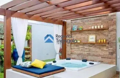 Casa alto padrão com piscina, jacuzzi e 3 suítes – 720m² de terreno