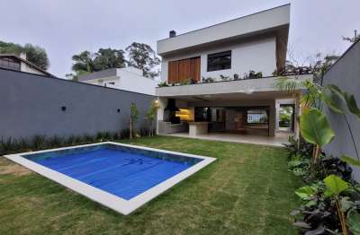 Casa nova em rua fechada com 4 quartos sendo 4 suites no jardim dos estados