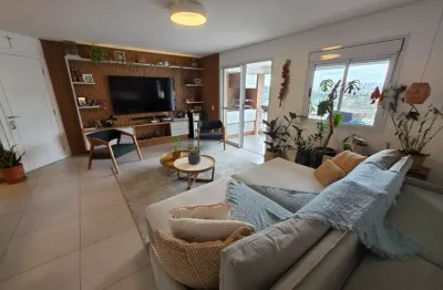 Apartamento a venda na chácara santo antônio,  totalmente reformado, com  quartos sendo  suítes,