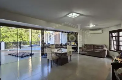 Casa / sobrado á venda com 4 quartos, 3 suítes e piscina - paracatu-mg