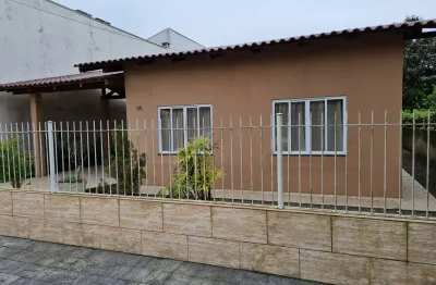 Casa de 2 dormitórios e ampla externa atras em bairro cordeiros parte alta