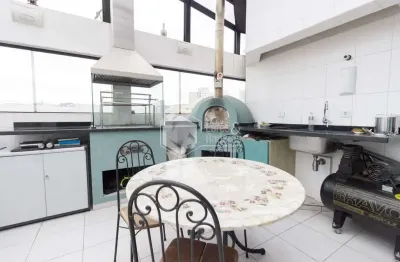 Cobertura à venda,198 m²  3 quartos,  4 banheiros e 3 vagas de  garagem com área externa com churra