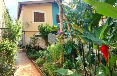 Sobrado com 250 m², 3 dorms (1 suíte), armários na cozinha e nos dorms, edícula  reformada com banh