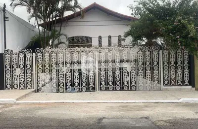 Casa à venda, com 270m² com 3 dorms sendo 2 suítes, edícula e churrasqueira, vaga para até 5 carros