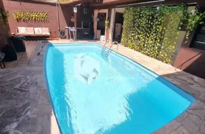 Casa à venda, com 240 m², 3 dorms (1 suíte com hidro), cozinha com móveis planejados, área de lazer